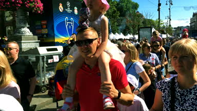 Kiev, Ukrayna, 2018 olabilir: - kent sakinleri ve futbol taraftarları fan bölgesinde Uefa Şampiyonlar Kupası final maçı arifesinde Liverpool ve Real Madrid yürüyor.