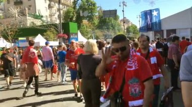 Kiev, Ukrayna, 2018 olabilir: - kent sakinleri ve futbol taraftarları fan bölgesinde Uefa Şampiyonlar Kupası final maçı arifesinde Liverpool ve Real Madrid yürüyor.