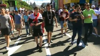 Kiev, Ukrayna, 2018 olabilir: - kent sakinleri ve futbol taraftarları fan bölgesinde Uefa Şampiyonlar Kupası final maçı arifesinde Liverpool ve Real Madrid yürüyor.