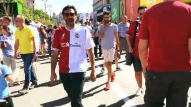 Kiev, Ukrayna, 2018 olabilir: - kent sakinleri ve futbol taraftarları fan bölgesinde Uefa Şampiyonlar Kupası final maçı arifesinde Liverpool ve Real Madrid yürüyor.