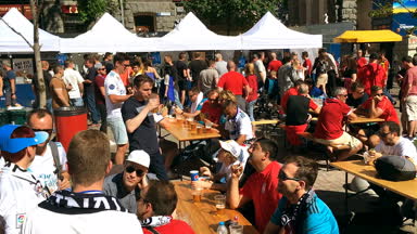 Kiev, Ukrayna, 2018 olabilir: - kent sakinleri ve futbol taraftarları fan bölgesinde Uefa Şampiyonlar Kupası final maçı arifesinde Liverpool ve Real Madrid yürüyor.