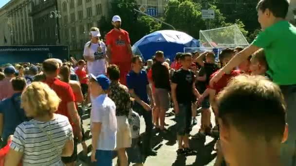 Kyjev Ukrajina Květen 2018 Obyvatele Města Fotbaloví Fanoušci Jsou Procházky — Stock video