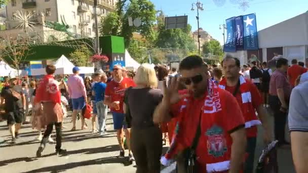 Kiev Ucraina Maggio 2018 Cittadini Tifosi Calcio Stanno Camminando Nella — Video Stock