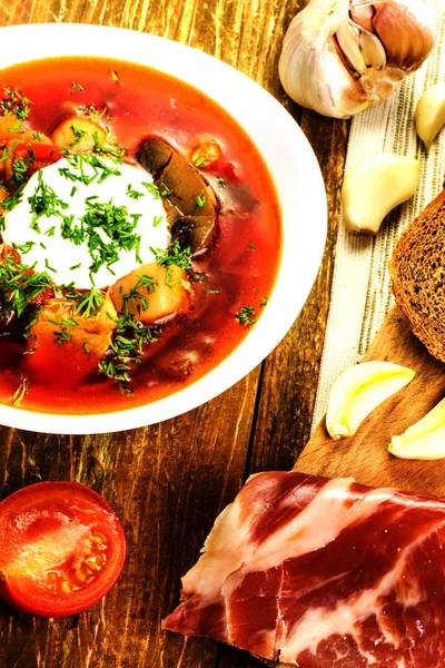 Soupe Légumes Rouges Maison Bortsch Dans Assiette Blanche Tomates Ail — Photo
