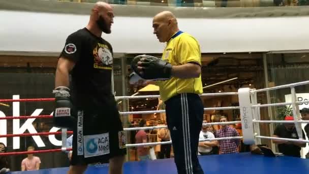 Kyjev Ukrajina Květen 2018 Ukrajinský Boxer Roman Golovashchenko Jeho Trenérem — Stock video