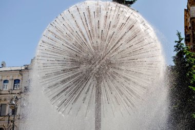 Su çeşme Kiev Bağımsızlık Meydanı (Maidan Nezalezhnosti) bir top şeklinde. Yakın çekim.