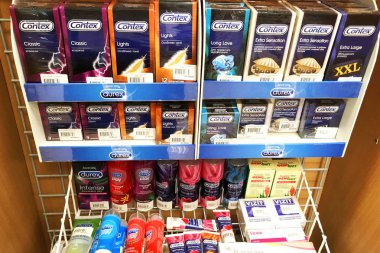 Kiev, Ukrayna, 2018 olabilir: - aralığı prezervatif ve yağ. Eczane çeşitli seçimde ile raf.