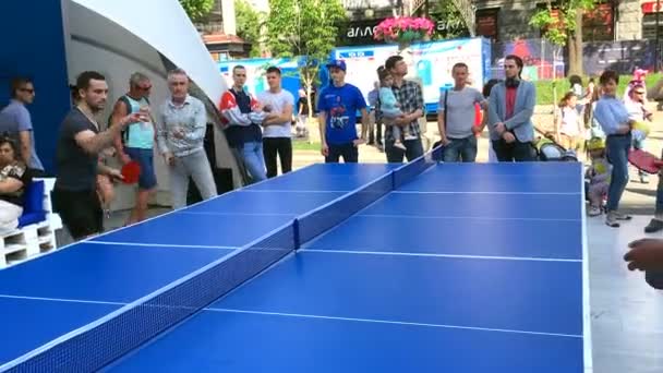 Kiew Ukraine Mai 2017 Unbekannte Gruppe Ukrainischer Stadtbewohner Spielen Tischtennis — Stockvideo