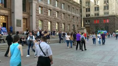 Kiev, Ukrayna, Mayıs 2017: - Kiev şehir sakinleri belediye veya kasaba konseyine yakınında hafta sonu Khreshchatyk'a sokakta yürümek.