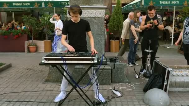 Kijev Ukrajna Esetleg 2017 Egy Utcai Zenész Játszik Egy Elektronikus — Stock videók