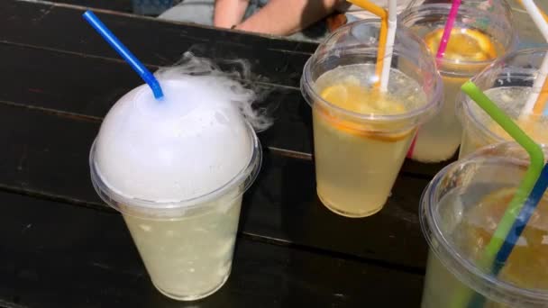 Beberapa Gelas Plastik Coctail Dengan Asap Dari Nitrogen Cair Minum — Stok Video