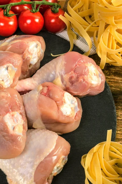 Los Palitos Pollo Crudos Los Macarrones Secos Caseros Rama Tomate —  Fotos de Stock