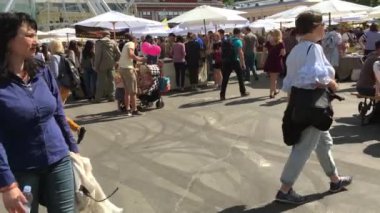 Kiev, Ukrayna, Eylül 2017: - insanlar Street adil, şehrin her yerinde Kontraktova meydanda yürüyor.
