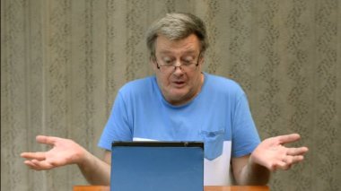 Yaşlı adam sinirli, çünkü o-ebilmek değil kullanma bir tablet. O öfkeli.