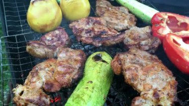 İnsan eli hazırlar turşusu lezzetli domuz eti veya sığır eti ve sebze Barbekü veya ızgara.