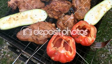 İnsan eli hazırlar turşusu lezzetli domuz eti veya sığır eti ve sebze Barbekü veya ızgara.