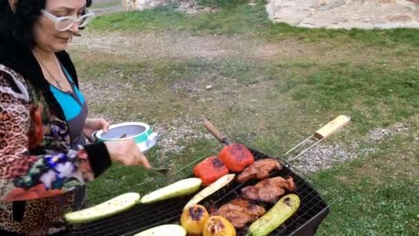 Donna Adulta Prepara Una Gustosa Carne Maiale Manzo Sottaceto Verdure — Video Stock