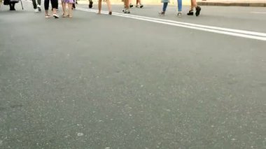 İnsanlar şehrin kaldırım boyunca yürüyor. Ayak yakın çekim. Zaman atlamalı.