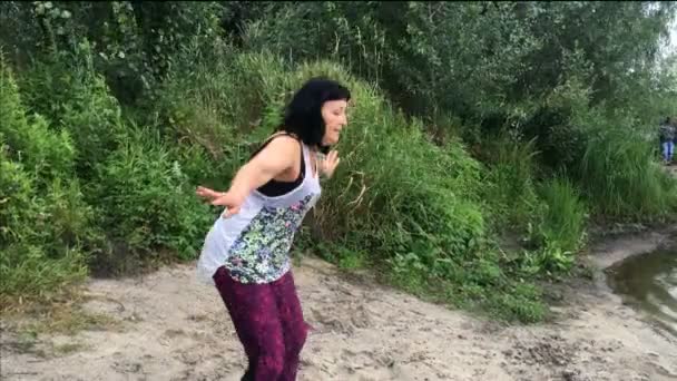 Літня Красива Жінка Сидить Березі Річки Лісі — стокове відео