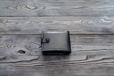 Deri elegance erkek cüzdan koyu ahşap arka plan üzerinde siyah. Tek nesne.