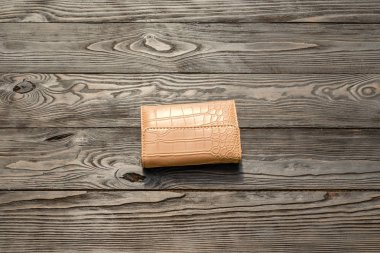 Deri elegance kadın cüzdan koyu ahşap arka plan üzerinde kahverengi. Tek nesne.