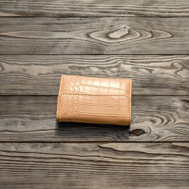 Deri elegance kadın cüzdan koyu ahşap arka plan üzerinde kahverengi. İnstagram biçimi. Kare. Tek nesne.