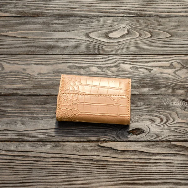 Deri elegance kadın cüzdan koyu ahşap arka plan üzerinde kahverengi. İnstagram biçimi. Kare. Tek nesne.