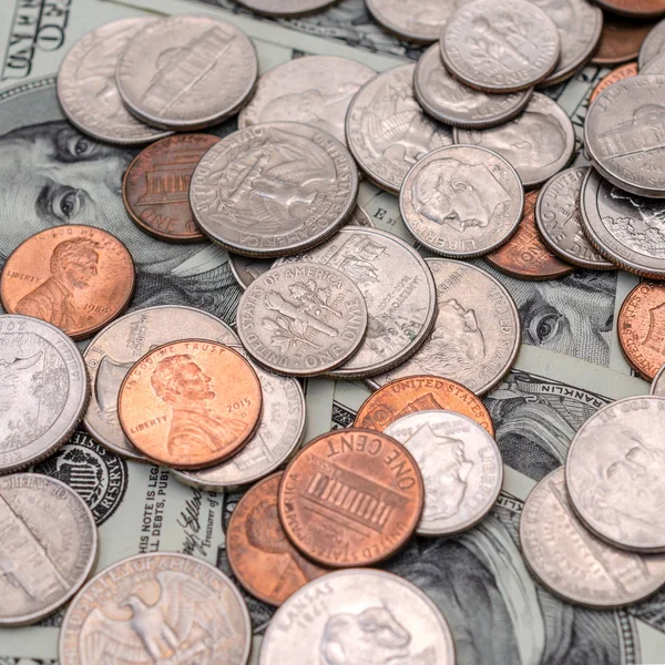 Farklı ABD Doları, sikke ve banknot Amerika Birleşik Devletleri. Mali kavramı. Üstten görünüm. İnstagram biçimi. Kare. Yakın çekim.