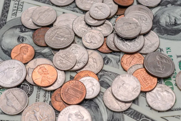 Farklı ABD Doları, sikke ve banknot Amerika Birleşik Devletleri. Mali kavramı. Yakın çekim.