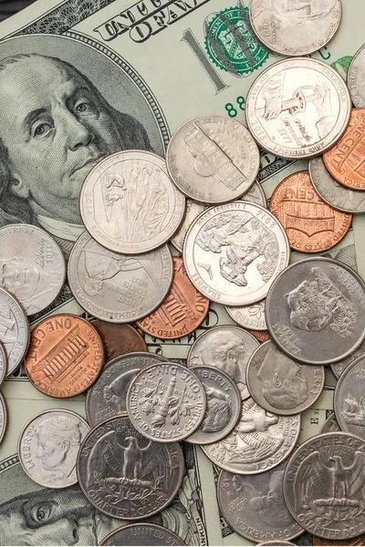Farklı ABD Doları, sikke ve banknot Amerika Birleşik Devletleri. Mali kavramı. Üstten görünüm. Dikey. Yakın çekim.
