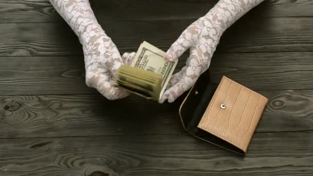 Руки Женщины Белых Кружевных Перчатках Считают Доллары Центы Сша Банкноты — стоковое видео