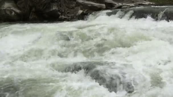 Vloeiende Duidelijk Rivier Water Stroom Met Witte Transparante Bellen Met — Stockvideo