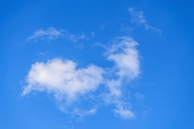 Büyük mavi gökyüzünde beyaz bulutlar. Soyut doğa arka plan. Yakın çekim.