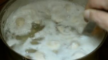 Kaynar et suyu çorbası pişirme. Tavuk et ve patates kaynama üst kısmında yüzme köpük. Bir kepçe karıştırma.
