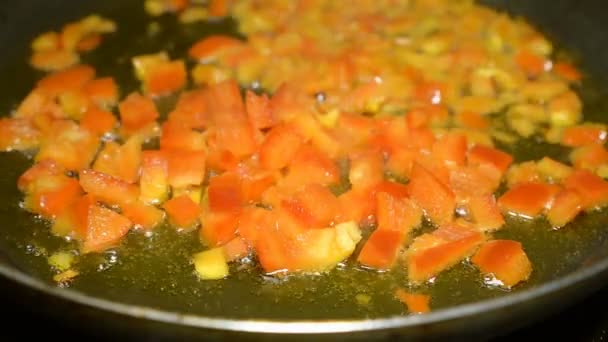 Cloche Tranchée Juteuse Poivron Rouge Frit Dans Une Poêle Frire — Video