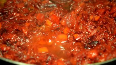 İnce kıyılmış pancar ve havuç yağı bir tavada kızarmış. Sebze borsch için pişirme süreci.