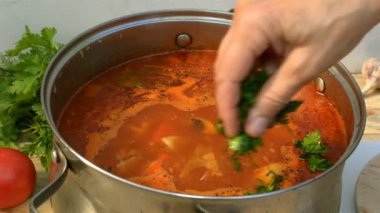 Ev yapımı bir iştah açıcı ve lezzetli borsch ile pota. Kırmızı pancar sebze çorbası, bir tencerede kaynar. Ukrayna ve Rus geleneksel kırmızı çorbası - Pancar çorbası veya borsch.