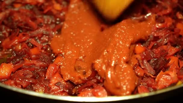 Adicionando Pasta Tomate Para Legumes Para Borscht Beterraba Finamente Picada — Vídeo de Stock