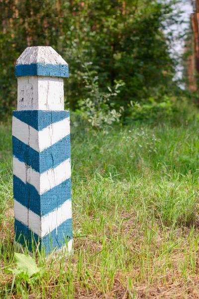 Segno Territoriale Palo Strisce Verdi Bianche Legno Nella Foresta Designazione — Foto Stock