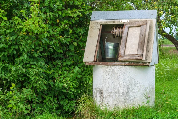 Paisaje Rural Antiguo Pozo Con Cubo Metal Jardín Fondo Las —  Fotos de Stock