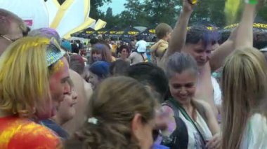 Kiev, Ukrayna, Temmuz 2018: - insanlar birbirlerini Holi festival ya da Kiev Ukrayna Veda hayat Festivali renkli kuru boya ile duş. Onlar mutlu ve neşeli vardır. Açık havada.