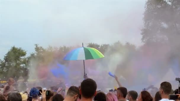 Kijów Ukraina Lipca 2018 Ludzie Prysznic Siebie Kolorowe Farby Suche — Wideo stockowe