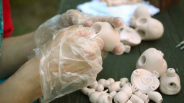 İnsan el bebek Bjd veya yeniden doğmuş işyerinde yapacaklar. İşlenecek parçanın işleniyor. Bebek ana üretici sanatı kavramı. Seçici odak. Yakın çekim.