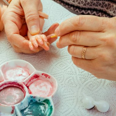 Kadın el bebek Bjd veya yeniden doğmuş işyerinde yapacaklar. İşlenecek parçanın işleniyor. Bebek ana üretici sanatı kavramı. Seçici odak. İnstagram biçimi. Kare.
