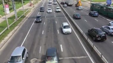 Kiev. Ukrayna. Temmuz 2018:-City otomobil trafik. Birçok otomobil, kamyon, motosiklet, otomobil, otobüs gibi ağır trafik ile büyük karayolu üzerinde binmek. Zaman atlamalı.