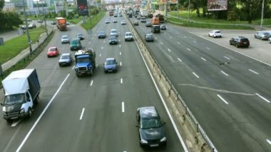 Kiev. Ukrayna. Temmuz 2018:-City otomobil trafik. Birçok otomobil, kamyon, motosiklet, otomobil, otobüs gibi ağır trafik ile büyük karayolu üzerinde binmek. 