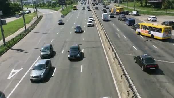 乌克兰 2018年7月 城市的汽车交通 许多汽车 如卡车 公共汽车 摩托车 骑在交通拥挤的大高速公路上 时间失效 — 图库视频影像