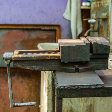 Eski metal el ile mengene araç tezgah üzerine ev atölye. Yardımcısı sanayi işleri için bir araçtır. Seçici odak. İnstagram biçimi. Kare. Yakın çekim.