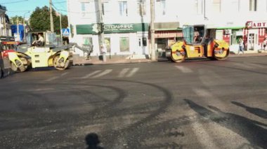 Khmelnitsky, Ukrayna, Ağustos 2018:-yol yapımı. Asfalt paver asfalt dışarı geri yükleme onarım çalışmaları sırasında yolun şehir merkezinde rulo.