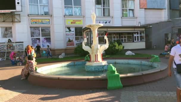 Khmelnitsky Ucraina Agosto 2018 Gente Cammina Vicino Alla Fontana Sotto — Video Stock